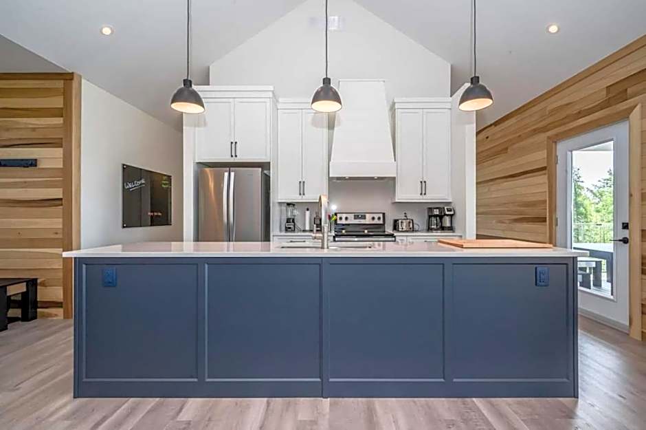 Huronia Luxury Lakefront Views & Game Room!