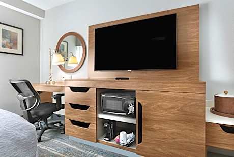 King Room with Accessible Tub - Mobility and Hearing Access/Non-Smoking