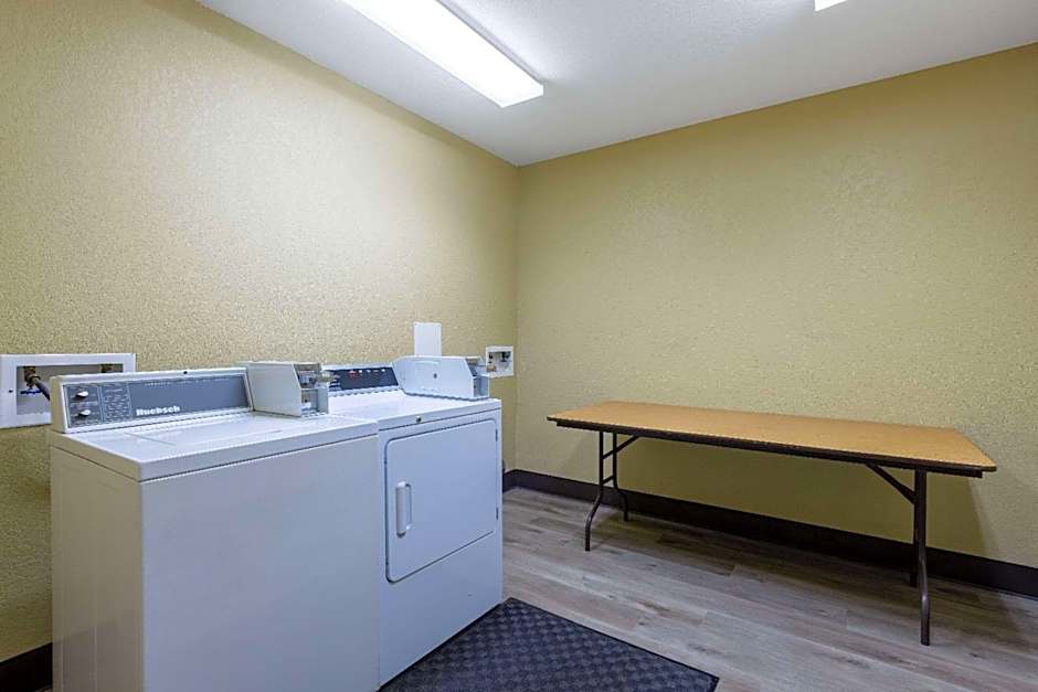 Super 8 by Wyndham Nixa/Springfield Area