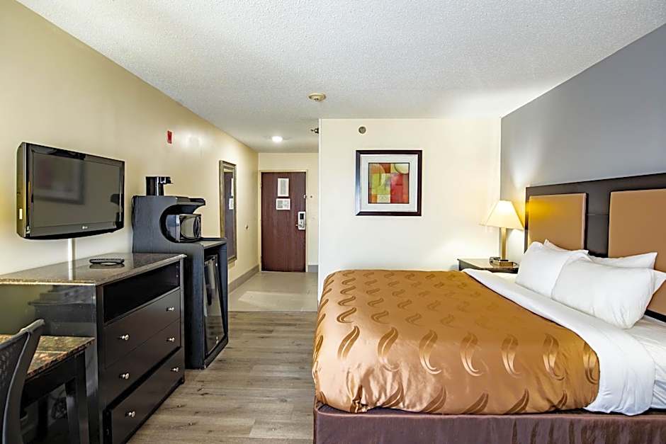 Quality Inn & Suites Woodstock near Lake Geneva