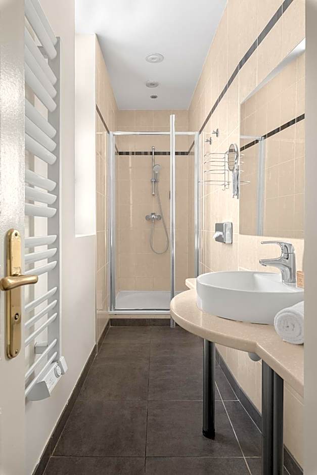 Le Phenix Hotel