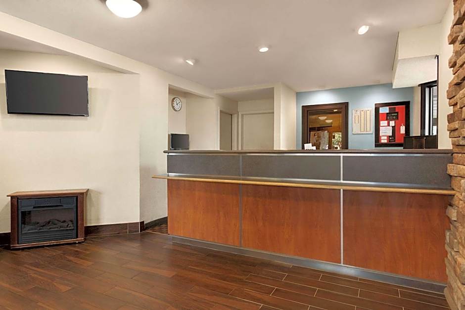 Super 8 by Wyndham Findlay