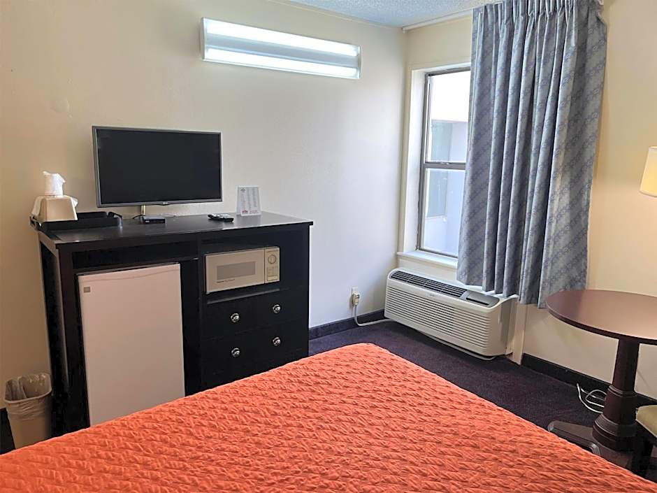 Days Inn by Wyndham Southern Hills/ORU