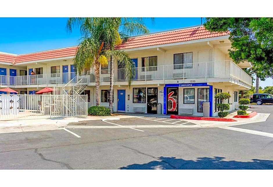Motel 6-Bakersfield, CA - Convention Center