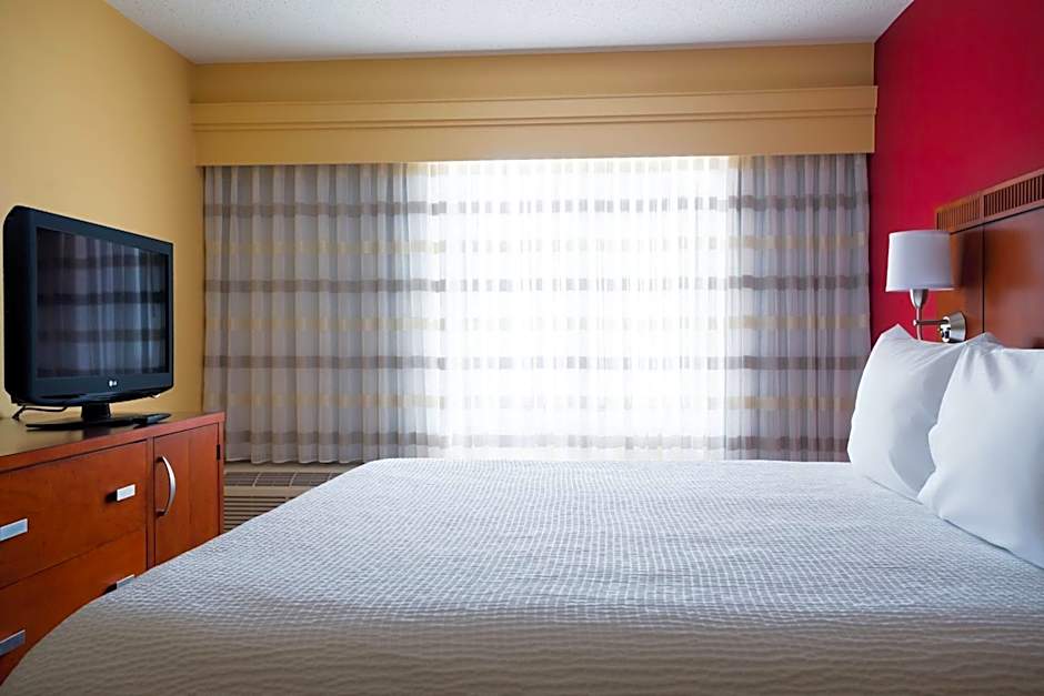 Courtyard by Marriott Indianapolis Airport