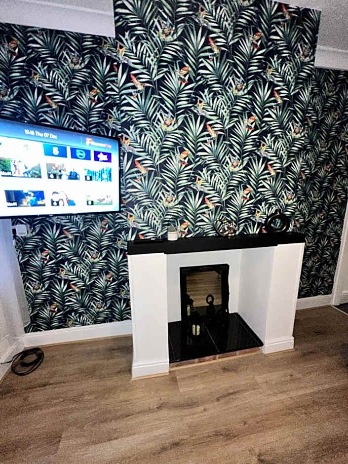 Lovely Town house Room 3