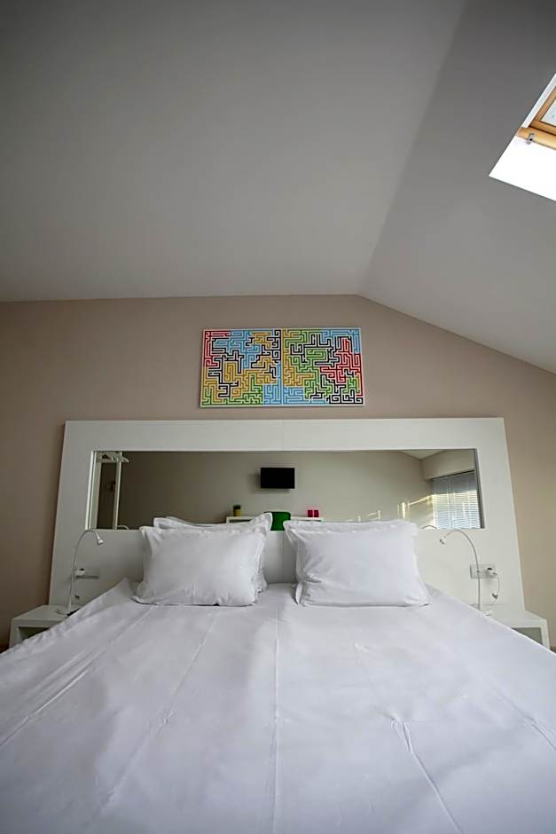 Executive Rooms and Suites Play