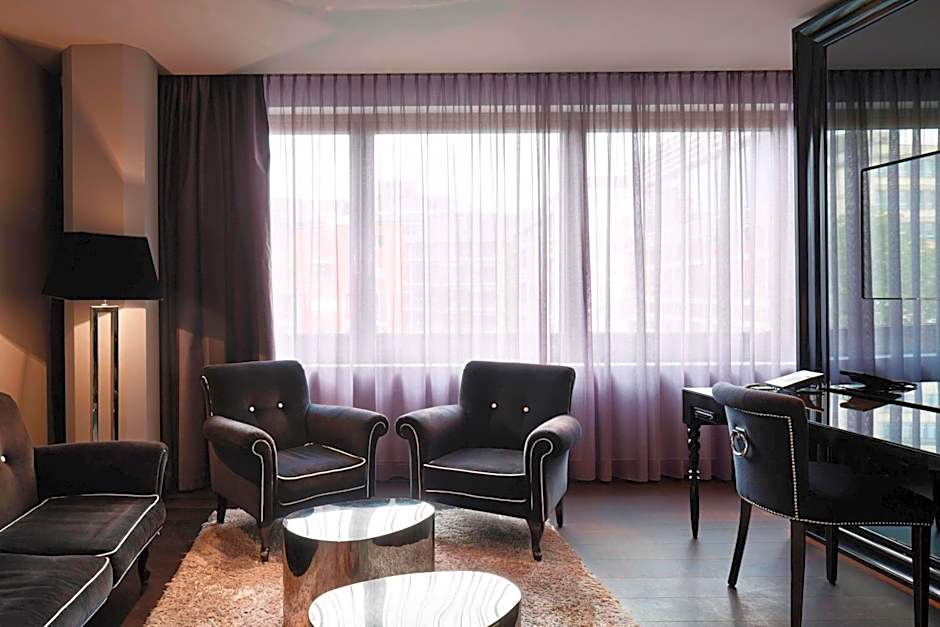 Roomers Frankfurt Central, Autograph Collection