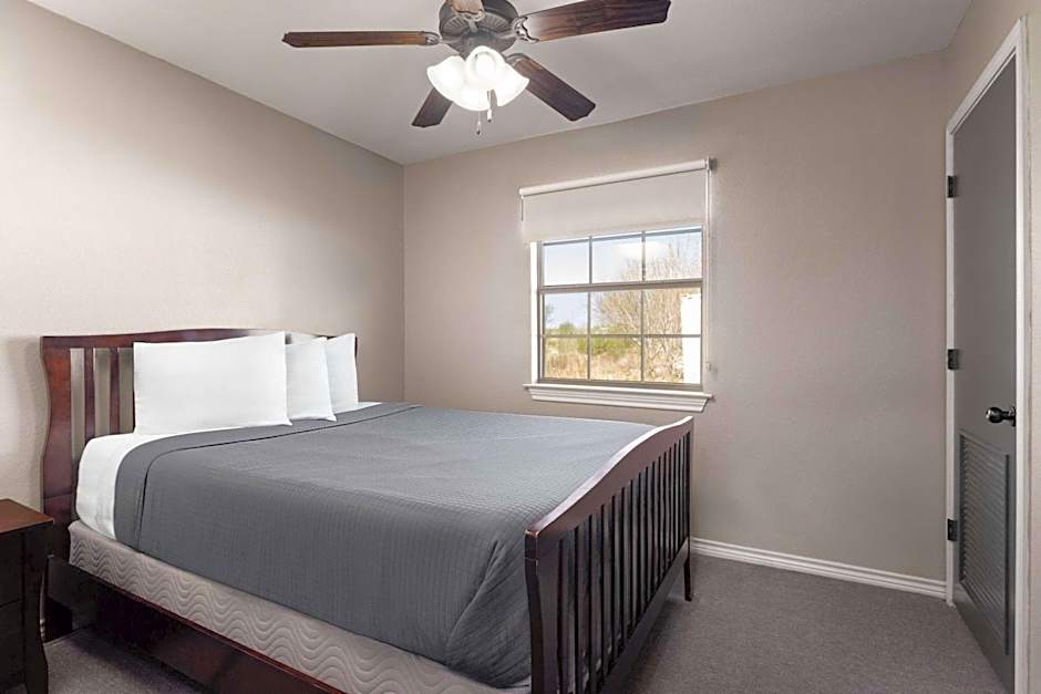 Eagle's Den Suites Kenedy a Travelodge by Wyndham