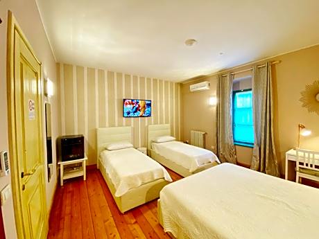 Deluxe Quadruple Room with Private Bathroom