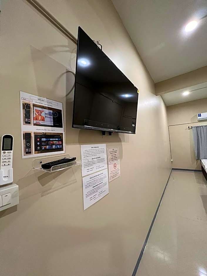 Achcha hotel - itsaraphap MRT station - Wat Arun