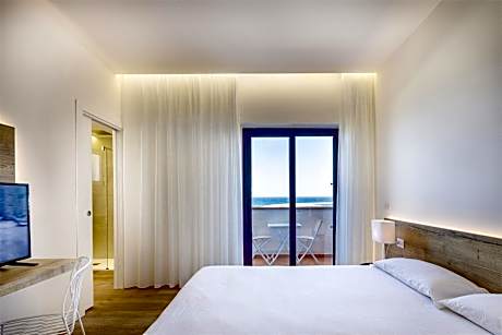 Double or Twin Room with Sea View overview