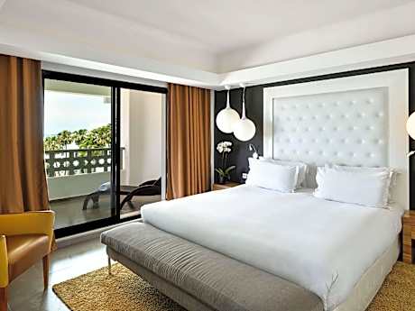 PREMIUM ROOM, 1 king size bed, pool view.