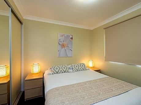 Two-Bedroom Spa Apartment - 1 Queen Bed & 2 Single Beds