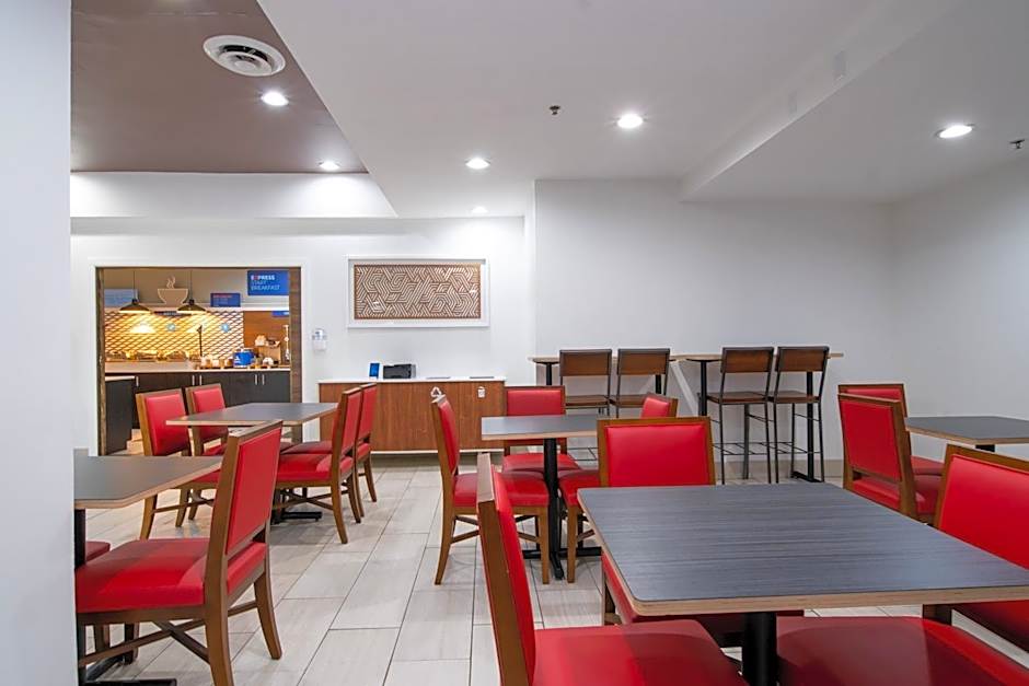 Holiday Inn Express Hotel & Suites Bedford By IHG