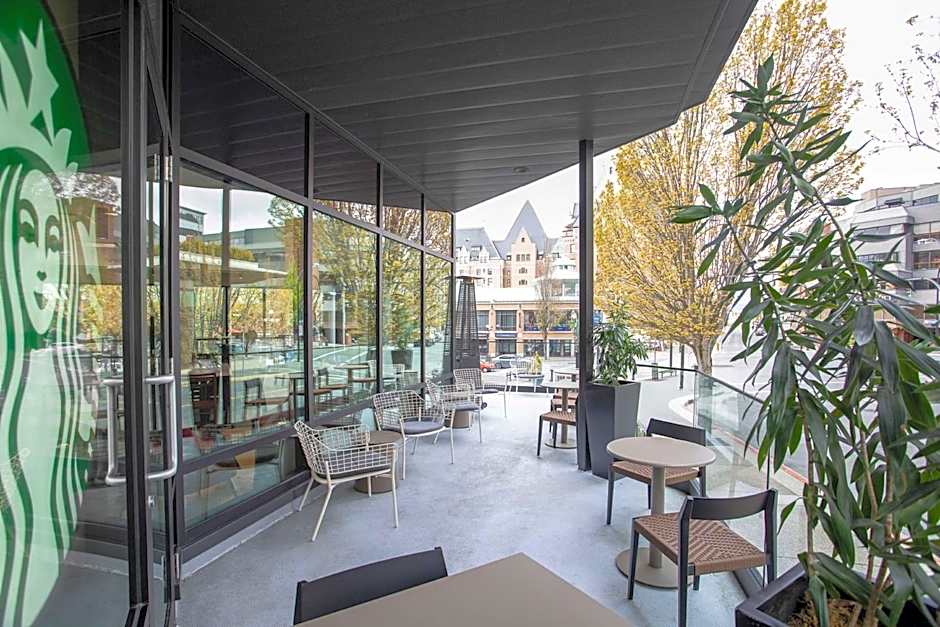 DoubleTree by Hilton Hotel & Suites Victoria