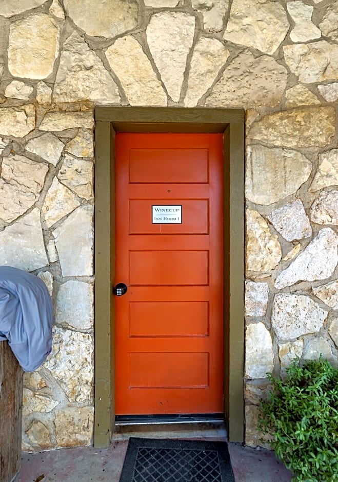 The Historic Leakey Inn
