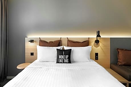 Moxy Queen Room