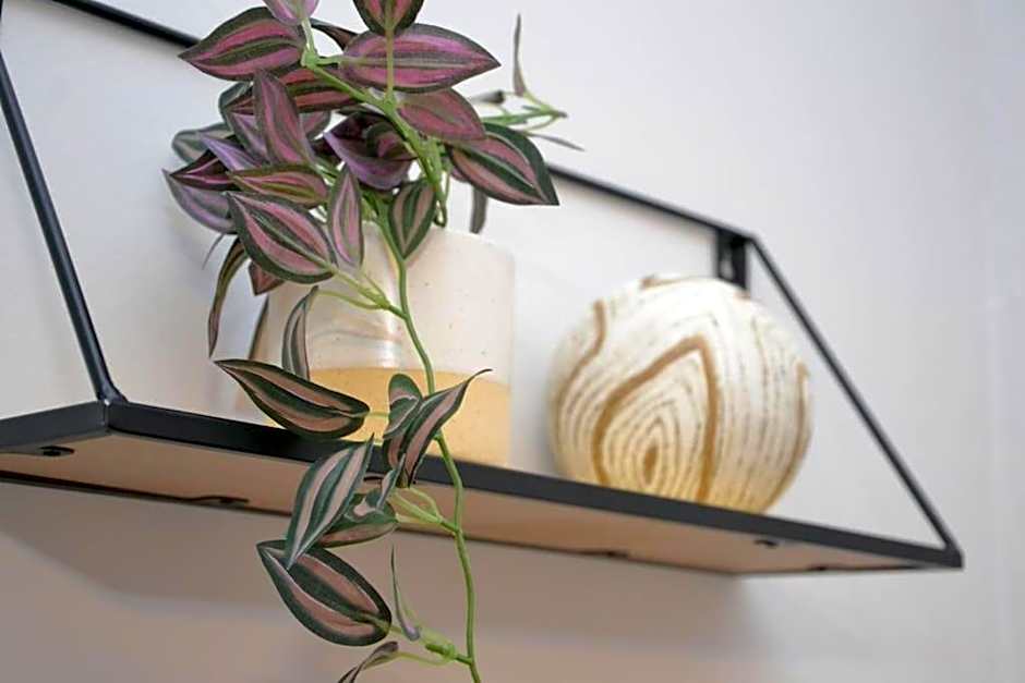 Salisbury - New 3br home, wifi, parking, sleeps 6, near Liverpool city centre