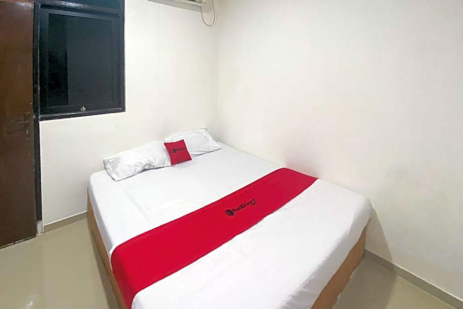 RedDoorz near Pasar Baru 4