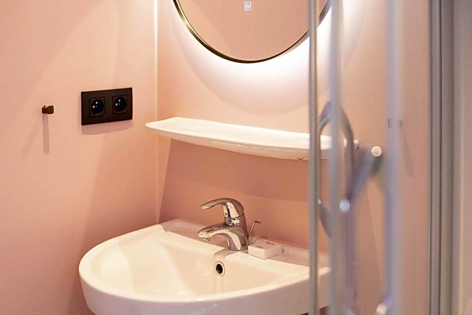 Gillis Eight Guest Rooms by Romy&Travis