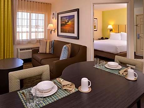 1 Queen 1 Bedroom Suite Mobility Accessible Tran Shower