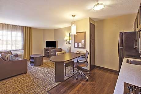 1 Queen 1 Bedroom Suite Access Tub