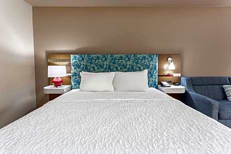 King Room with Sofa Bed and Study - Non-Smoking