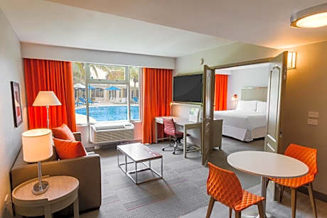 Deluxe Pool View Suite, 1 King, Sofa bed