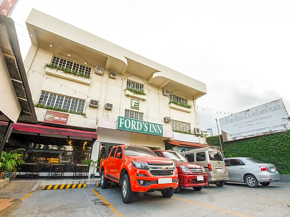 Vaccinated Staff - Capital O 465 Ford's Inn