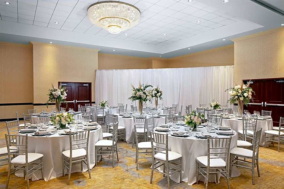Hotel Zessa Orange County Airport, a DoubleTree by Hilton