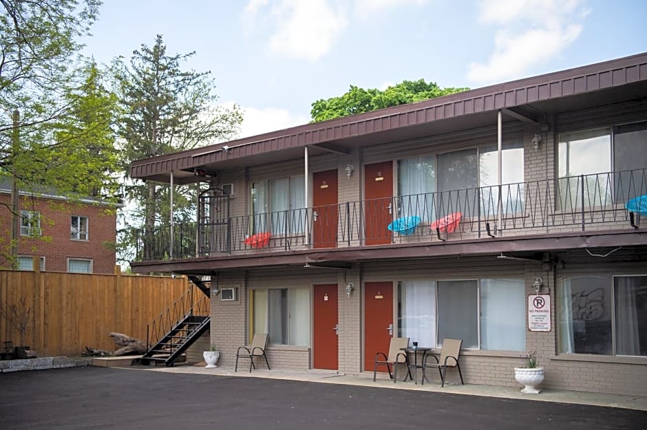Advance Inn
