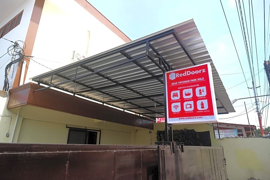 RedDoorz near Tirtonadi Park Solo