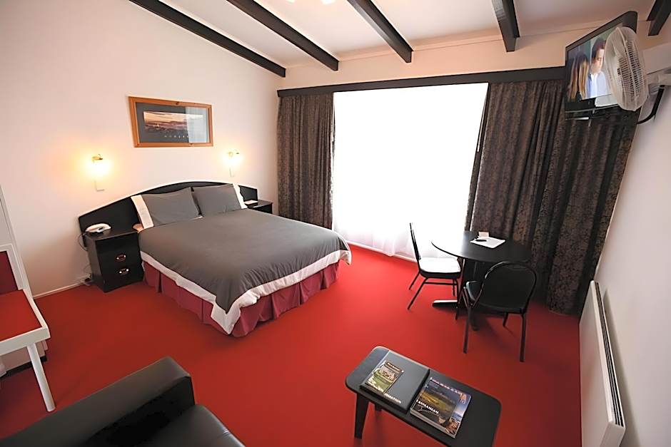 The Fox and Hounds Historic Hotel