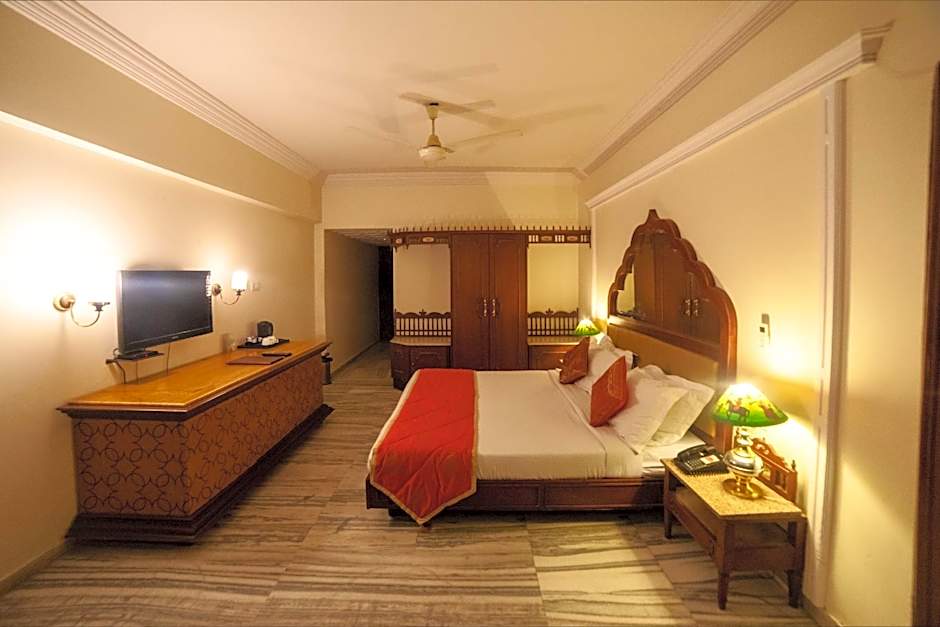 Hilltop Palace – Lake Facing Hotel