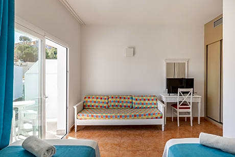 Triple Room with Balcony and Sea View