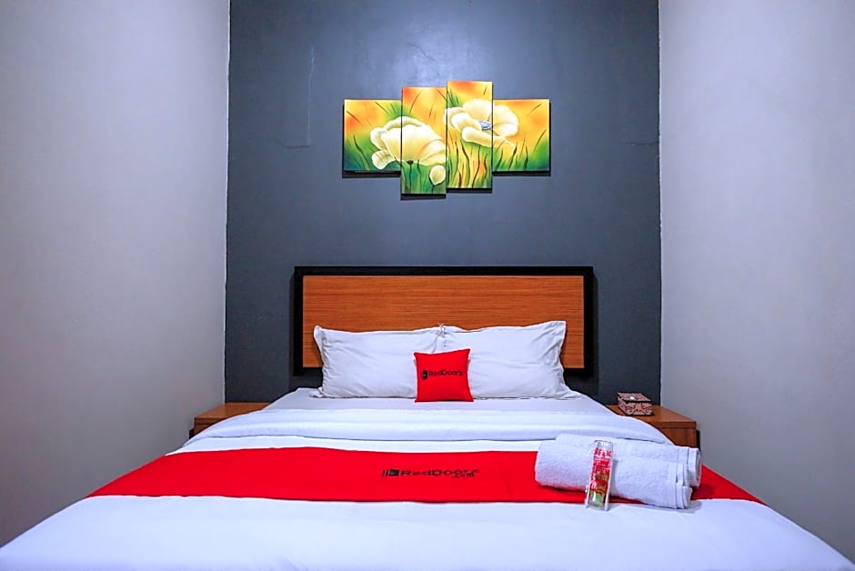 RedDoorz Plus near Amplaz Yogyakarta