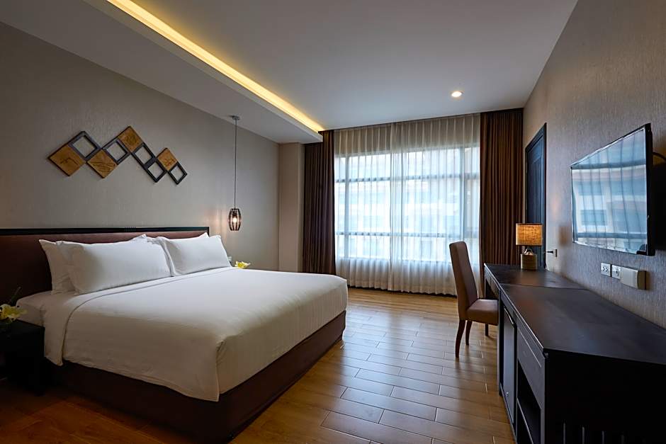 Photo 1 of 1 of Superior 1 King Bed, River View
