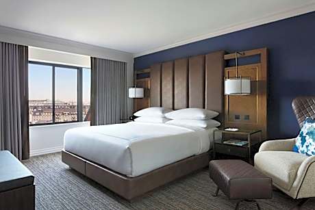Suite, 1 King Bed with Sofa bed (Mobility/Hearing Accessible, Tub)