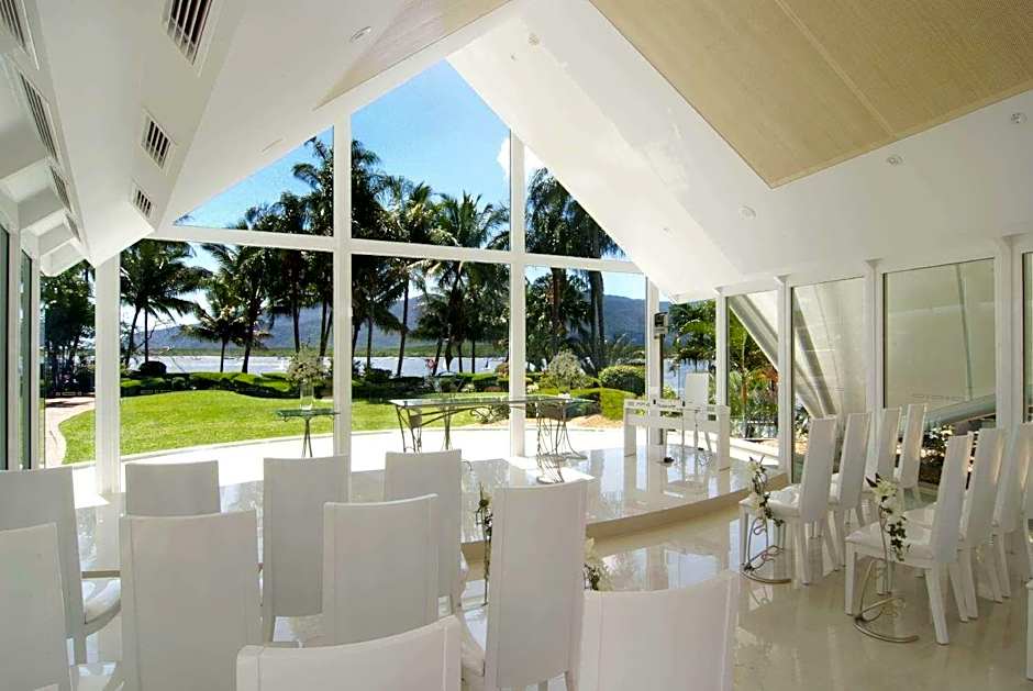 Hilton Cairns