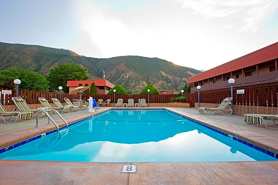 Glenwood Springs Cedar Lodge