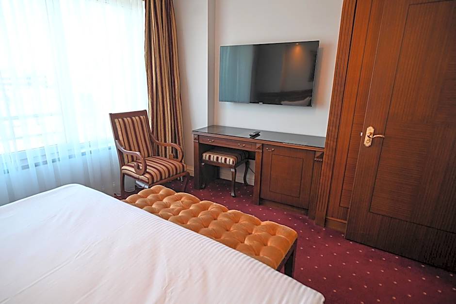 Stone Bridge Hotel