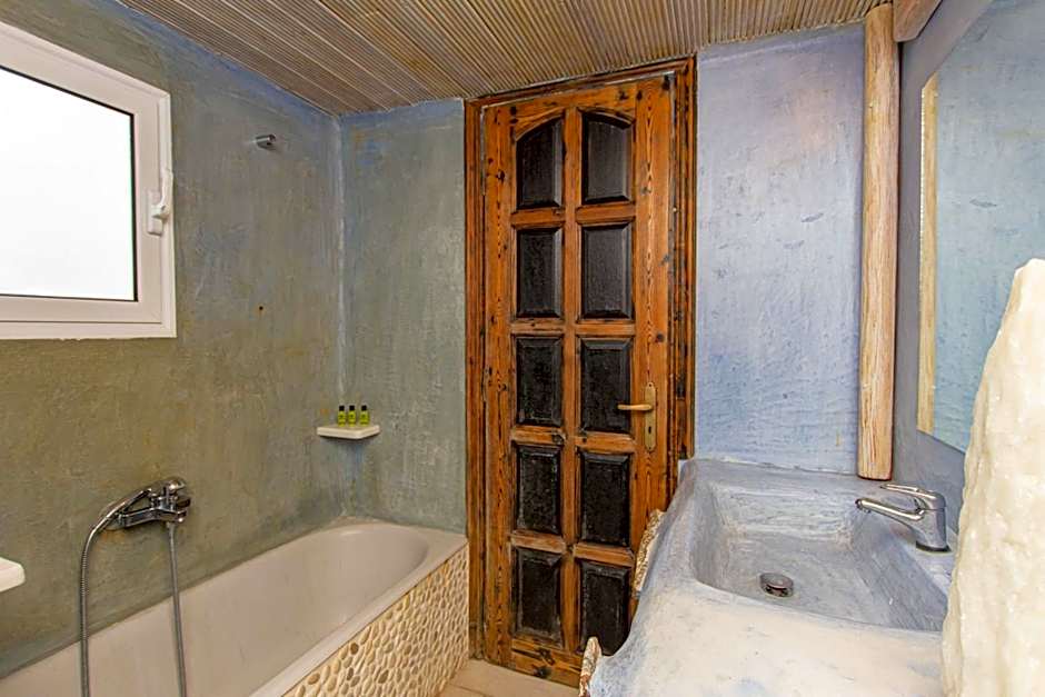 Peristeronas Village