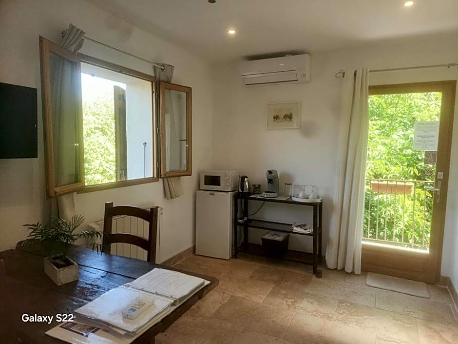 "Les Lauriers" chambre indépendante climatisée avec terrasse et parking privée
