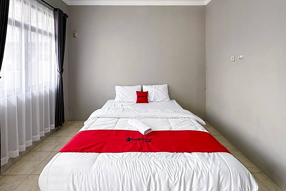 RedDoorz near Maulana Yusuf Stadium Serang