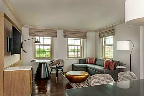 Club lounge access, 1 Bedroom Suite, 1 King, Sofa bed