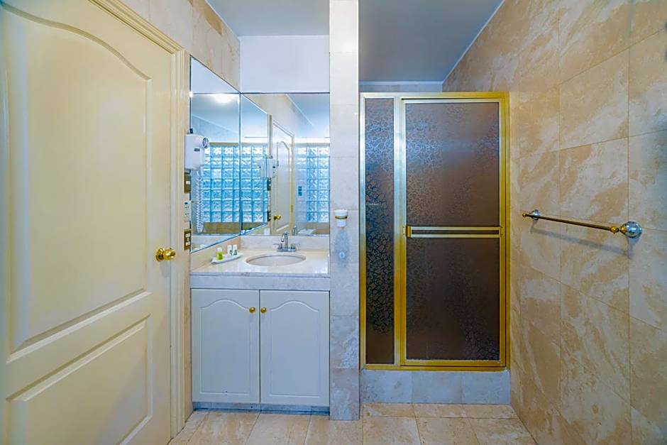 Miraflores Colon Hotel