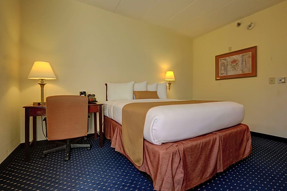 Photo 1 of 6 of 1 Queen Bed, Mobility Accessible, Bathtub