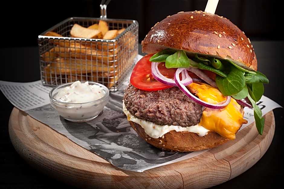 Hotel At the Golden Scissors