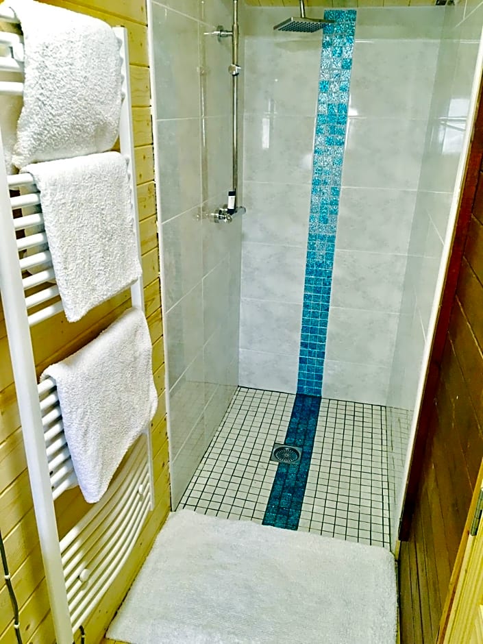 Chalet Superking bed Free Sauna jacuzzi